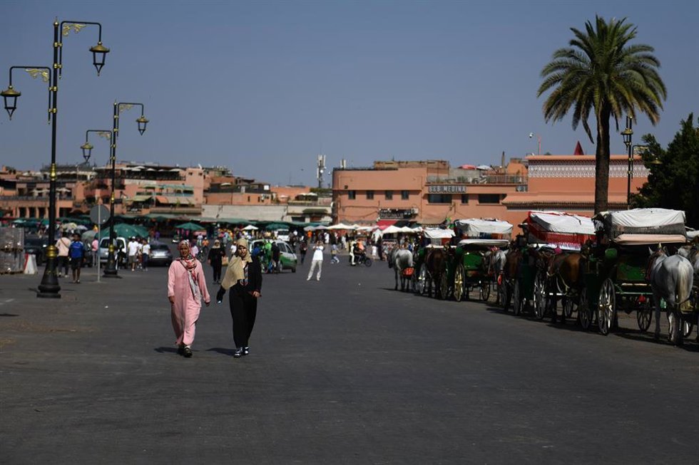 Dos mujeres pasean por el centro de Marrakech