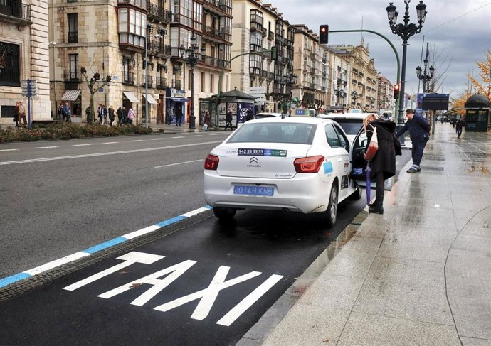 Archivo - Parada de taxis en Calvo Sotelo