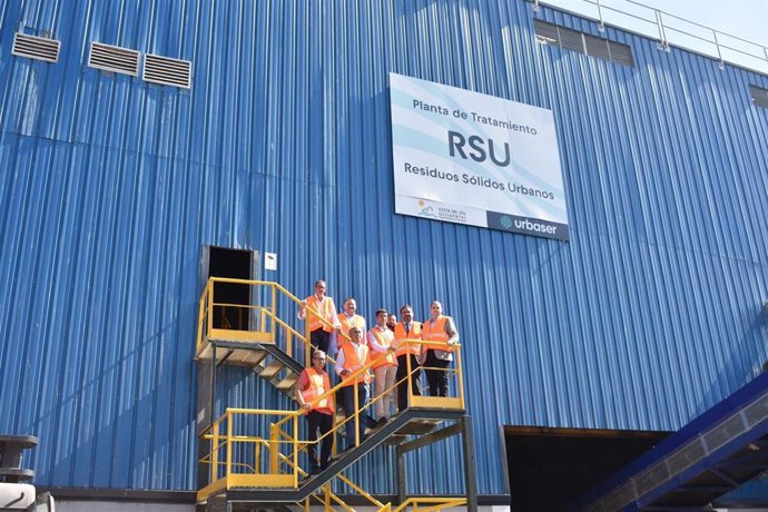 Manuel Cardeña, acompañado por Sergio Arjona, viceconsejero de Medio Ambiente; Juan Luis Villalón, alcalde de Casares, Juan Olea, delegado de Medio Ambiente y José Manuel Fernández, alcalde de Manilva, han visitado las obras.
