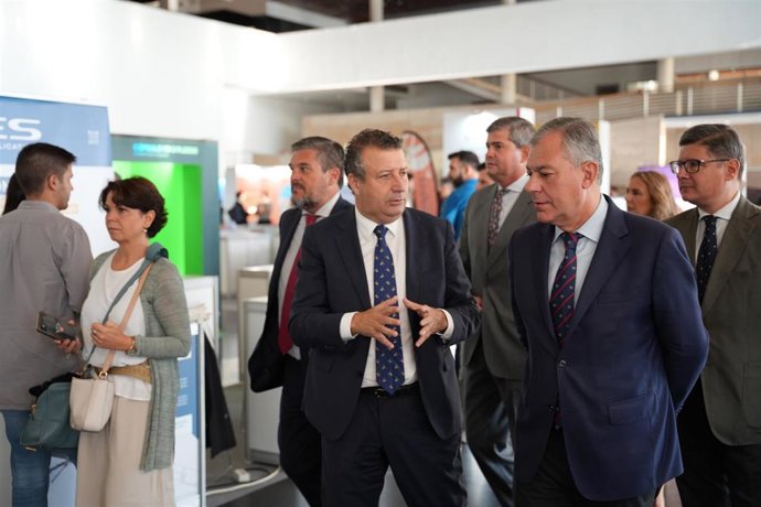El alcalde de Sevilla, José Luis Sanz, a la derecha, acompañado por el presidente de la Diputación de Sevilla, Javier Fernández, y por el delegado de Economía del Ayuntamiento, Álvaro Pimentel.