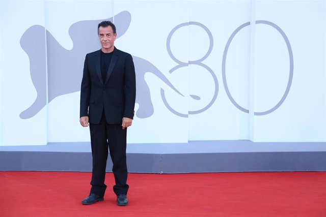 El director italiano Matteo Garrone en la alfombra roja durante la ceremonia de entrega del León de Oro en la 80ª edición del Festival Internacional de Cine de Venecia.