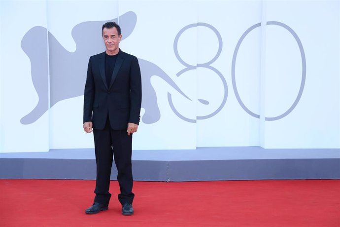 El director italiano Matteo Garrone en la alfombra roja durante la ceremonia de entrega del León de Oro en la 80 edición del Festival Internacional de Cine de Venecia.