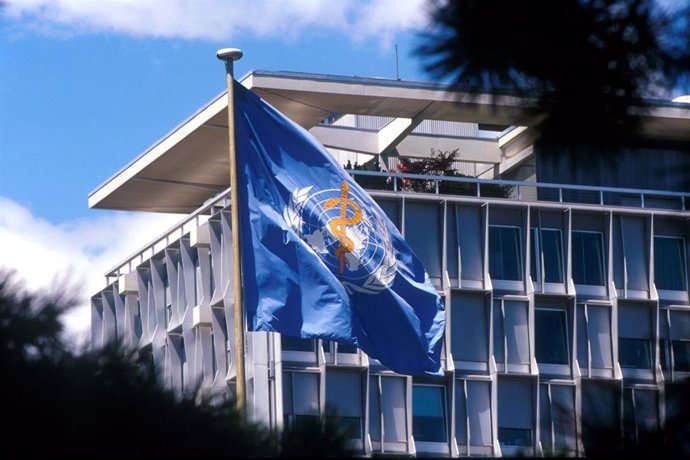 Archivo - Bandera de la Organización Mundial de la Salud (OMS) en su sede de en Ginebra (Suiza).