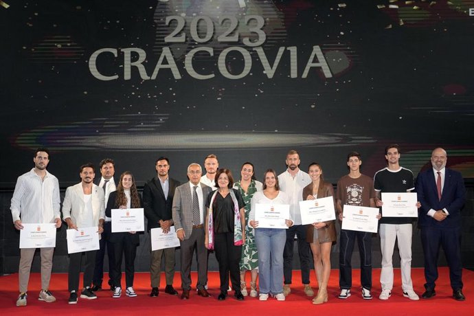 Foto de familia de la presidenta de la UCAM con algunos de los medallistas UCAM de Cracovia 2023