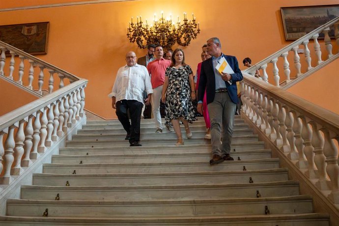 Archivo - El  alcalde de Sevilla, José Luis Sanz (c), tras la reunión con el sector audiovisual andaluz para hablar del Festival de Cine de Sevilla a 08 de agosto del 2023 en Sevilla (Andalucía, España).