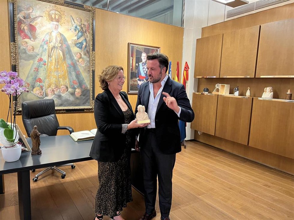 La delegada del Consell en Alicante, Agustina Esteve, y el alcalde de Elche, Pablo Ruz.