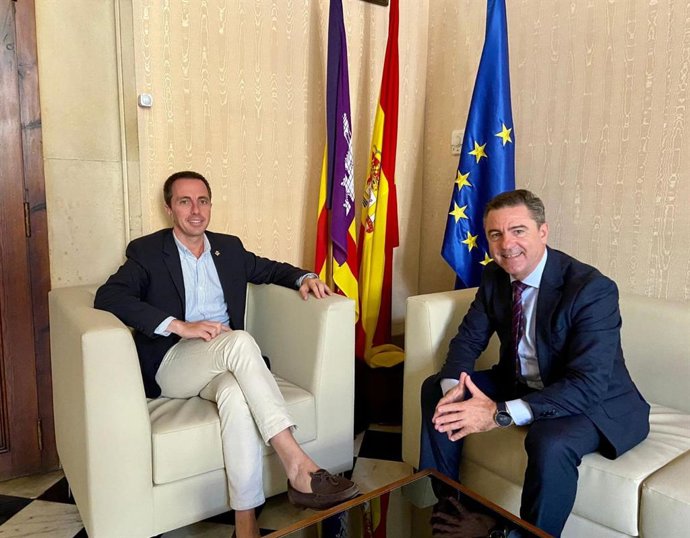 El presidente del Consell de Mallorca, Lloren Galmés, y el senador designado por el Parlament de Baleares Miquel Jérez