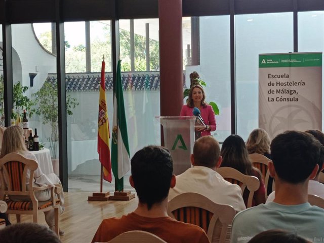 La delegada del Gobierno andaluz en Málaga, Patricia Navarro, visita la Escuela de Hostelería La Cónsula.