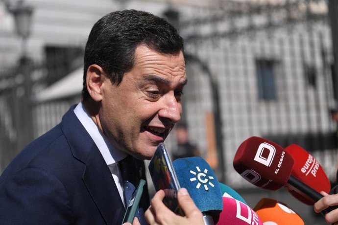 El presidente de la Junta de Andalucía, Juanma Moreno, atiende a medios a su llegada a la primera sesión del debate de investidura del líder del PP, en el Congreso de los Diputados, a 26 de septiembre de 2023, en Madrid (España). 