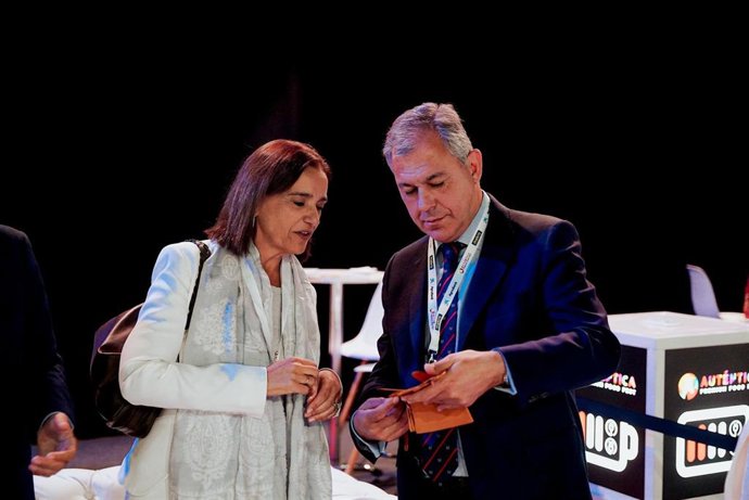 El alcalde de Sevilla, el 'popular' José Luis Sanz, se ha reunido este martes con la directora de Fitur, María Valcarce.