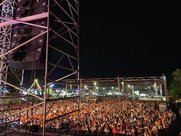 Archivo - Público a uno de los conciertos de las fiestas de Tres Cantos.