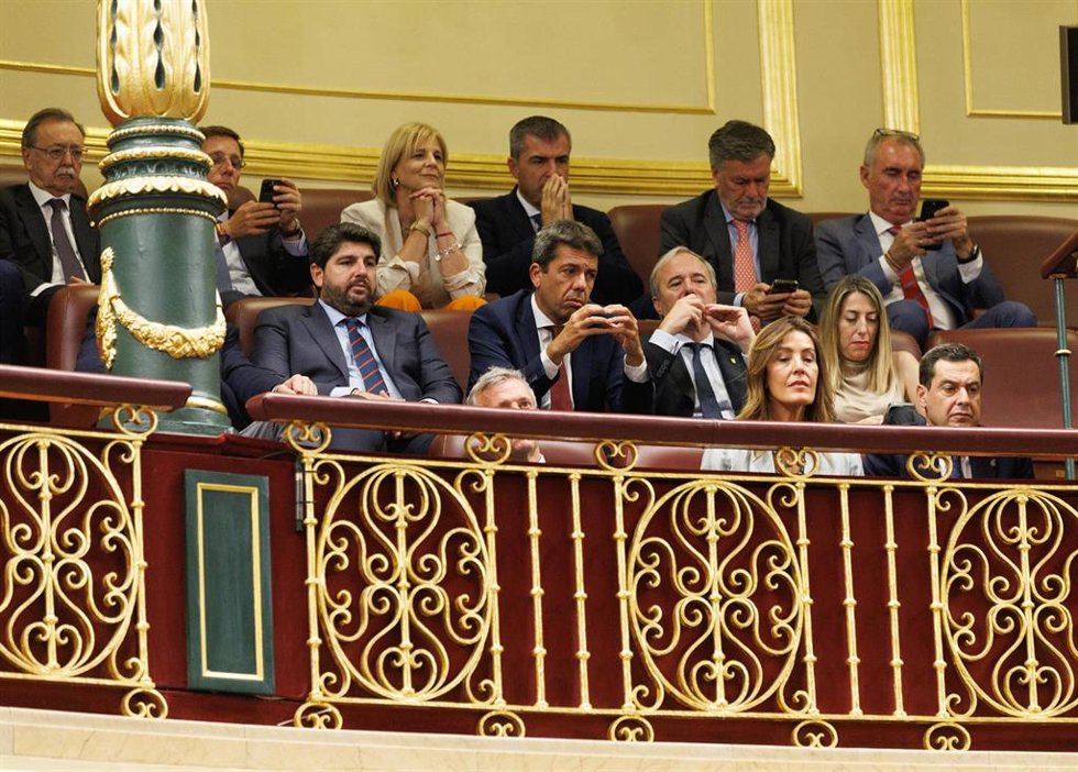 (Fila medio) El presidente de la Región de Murcia y presidente del PP murciano, Fernando López Miras (4d); el presidente de la Generalitat valenciana, Carlos Mazón (3d), y el presidente del Gobierno de Aragón, Jorge Azcón (2d), durante la primera sesión