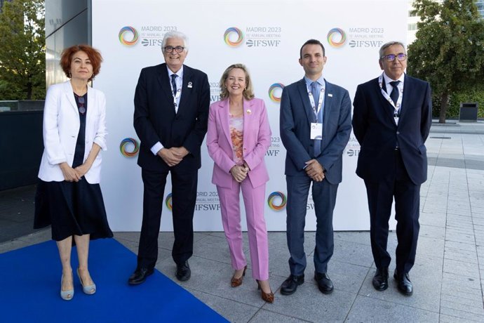 La vicepresidente del Gobierno en funciones, Nadia Calviño, con representantes de ICO, Cofides e ICEX.