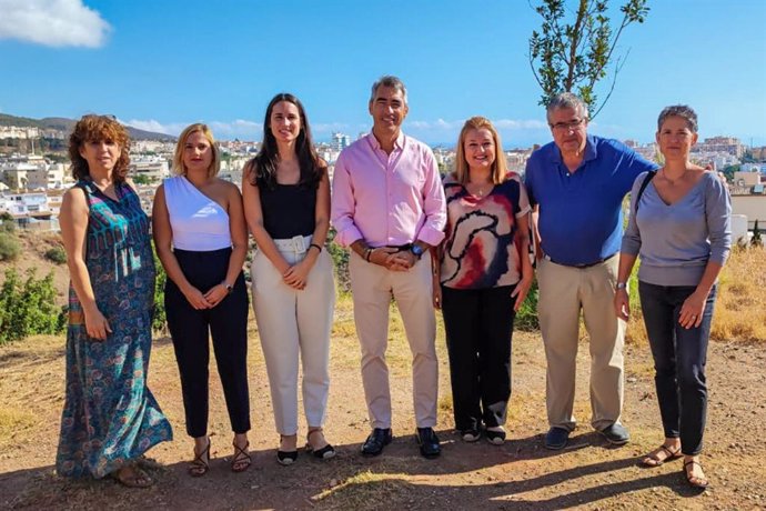 Víctor Navas, en el centro de la imagen, junto a otros ediles socialistas en el Ayuntamiento de Benalmádena.