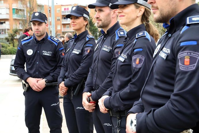 Archivo - Nuevos uniformes de la Policía Local de Alcobendas fabricados con botellas recicladas e iones de hidrógeno.