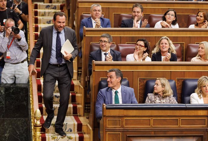El diputado electo y secretario general del PSOE de Valladolid, Óscar Puente, al subir a la tribuna 