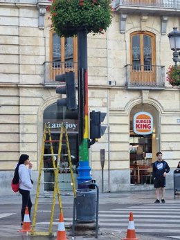 Pintado en negro en un semáforo de Puerta Real