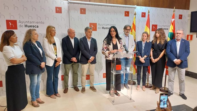 La alcaldesa de Huesca, Lorena Orduna y su equipo de gobierno