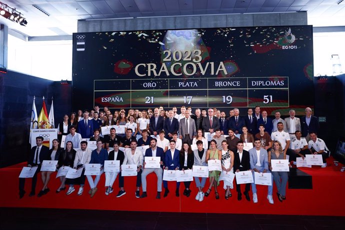 Los homenajeados por sus medallas en los Juegos Europeos de Cracovia posan junto a Alejandro Blanco, presidente del Comité Olímpico Español (COE).