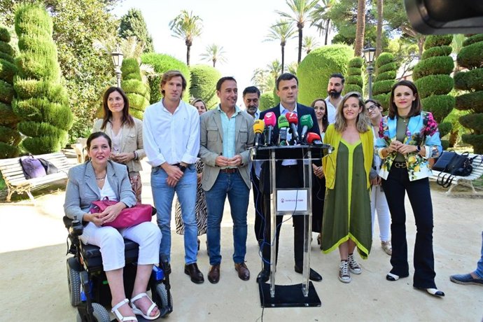 Bruno García con parte del equipo de gobierno de Cádiz.