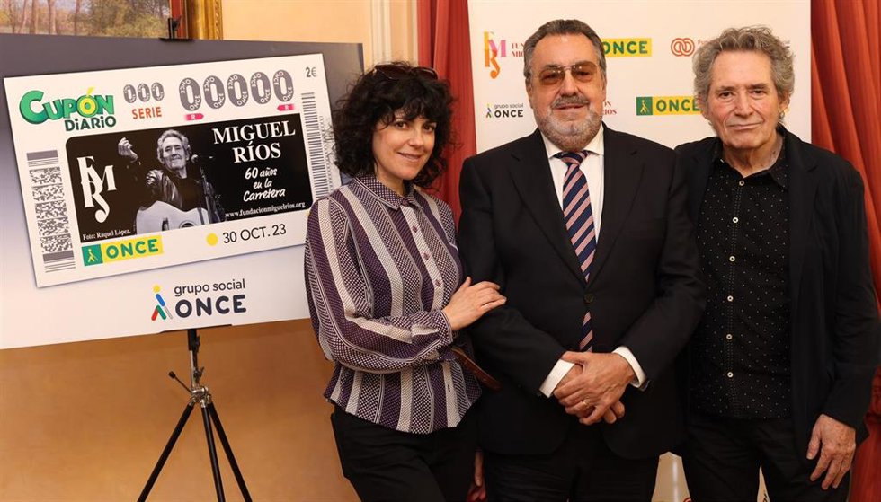 El presidente de la ONCE y de la Fundación ONCE, Miguel Carballeda, y Miguel Ríos junto al cupón dedicado al artista.