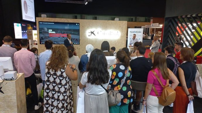 Estudiantes de FP en la feria Auténtica Premium Food Fest.