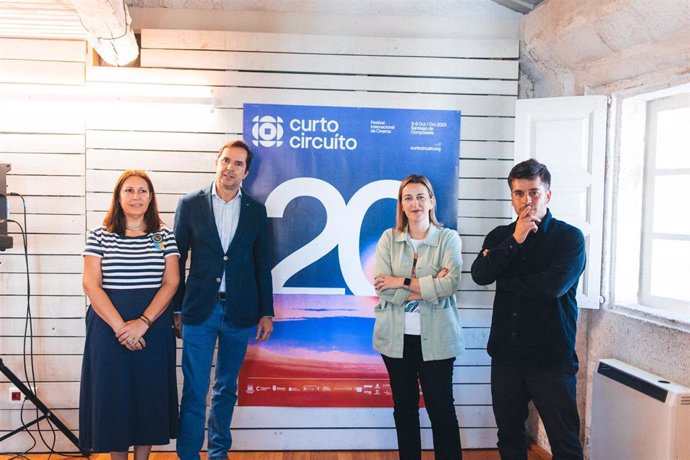 La diputada de Cultura de la Diputación de A Coruña, Natividad González; el director de AGADIC, Jacobo Sutil; la concejala de Capital Cultural de Santiago, Miriam Louzao; y el director artístico del festival, Pela del Álamo