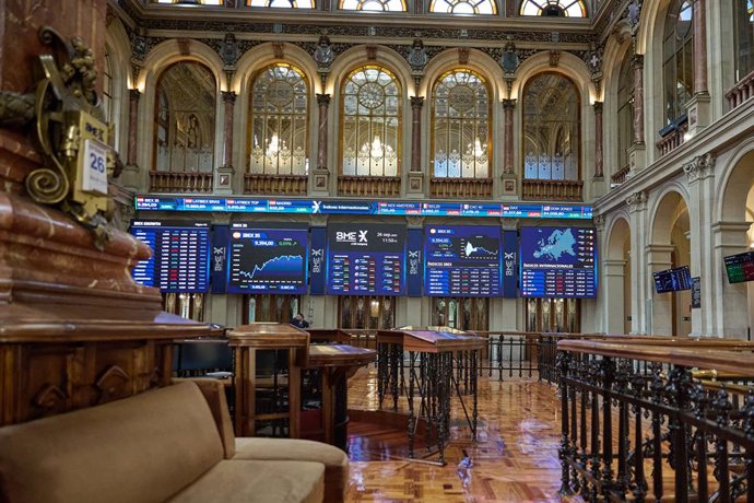 Varios paneles de valores del Ibex 35 en el Palacio de la Bolsa, a 26 de septiembre de 2023, en Madrid (España). 