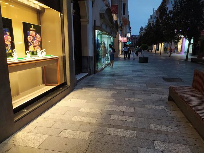 Archivo - Comercios en una calle del centro de Córdoba.