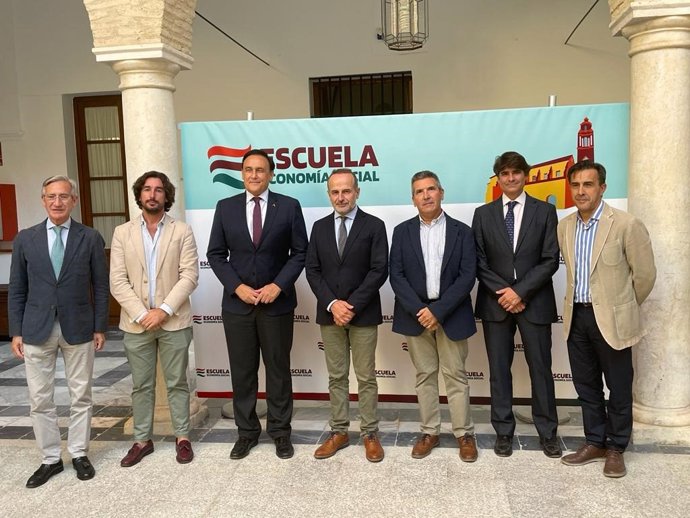 El consejero de Universidad, Investigación e Innovación, José Carlos Gómez Villamandos, durante su visita a las instalaciones de la Escuela Andaluza de Economía Social de Osuna (Sevilla).