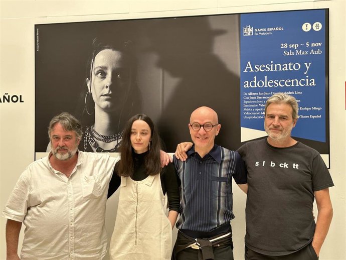 El director de 'Asesinato y adolescencia', Andrés Lima; los actores Lucía Juárez y Jesús Barranco, y el autor, Alberto San Juan, en la presentación de la obra en Teatro Español.