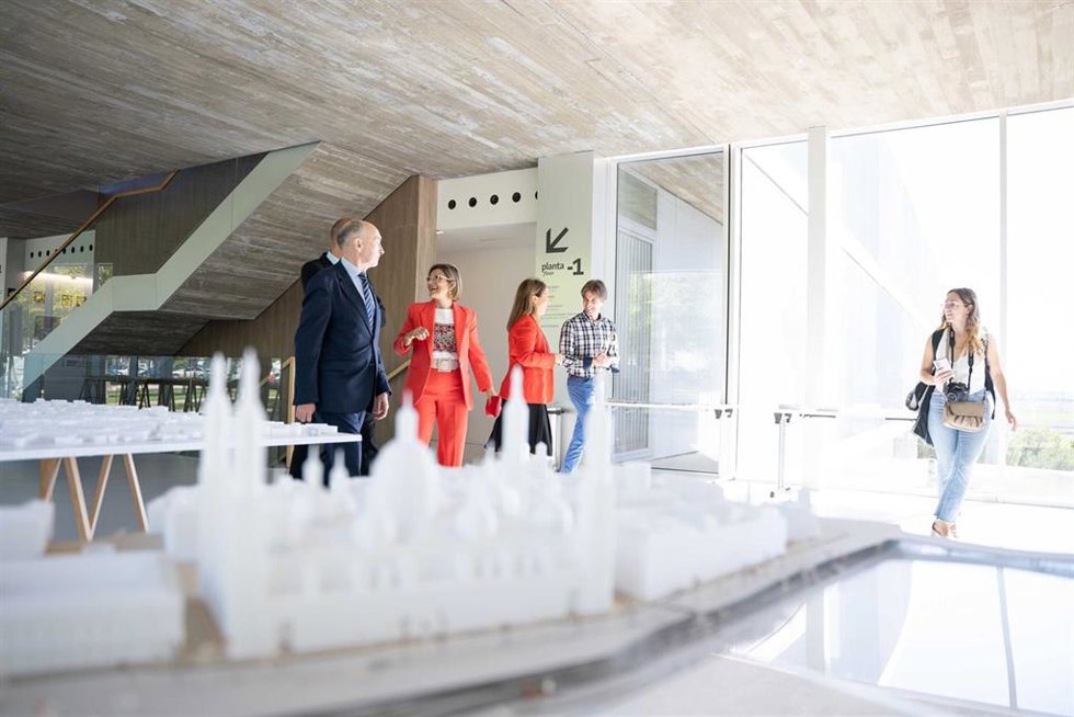 El delegado y el subdelegado del Gobierno en Aragón visitan la Universidad San Jorge