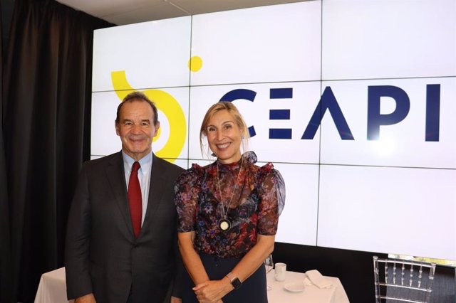 El secretario general iberoamericano (Segib), Andrés Allamand, junto a la presidenta de Ceapi, Núria Vilanova