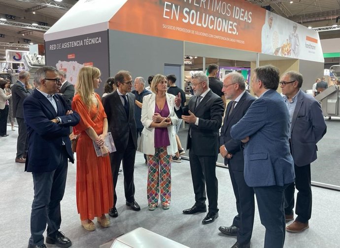 Vergés en la inauguración de Alimentaria Foodtech 2023 junto a Martí, Alsina, Relat, Cassellas, Serrallonga y Alcaide.