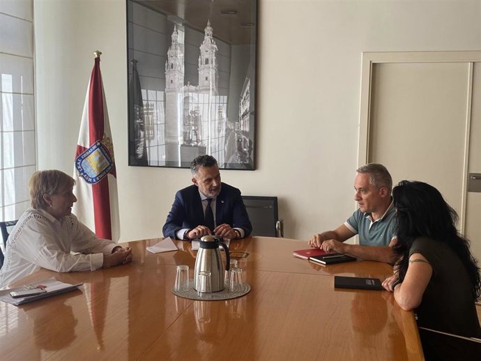 El alcalde de Logroño, Conrado Escobar, recibe a miembros de la Comisión Ejecutiva Regional de Comisiones Obreras