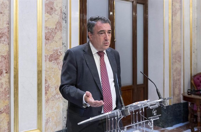 El portavoz del PNV en el Congreso, Aitor Esteban, ofrece una rueda de prensa posterior a la primera sesión del debate de investidura del líder del PP