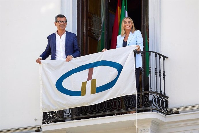 Carazo, con el edil de Cultura, Juan Ramón Ferreira, con la bandera de las Ciudades Patrimonio Mundial, en imagen reciente