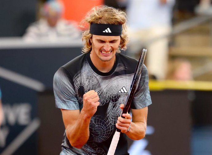 Archivo - FILED - 30 July 2023, Hamburg: Germany's tennis player Alexander Zverev reacts during a tennis match of the Hamburg European Open. Olympic champion Alexander Zverev beat Grigor Dimitrov 6-3, 7-6 (7-2) on Monday to reach the final of the Chengd