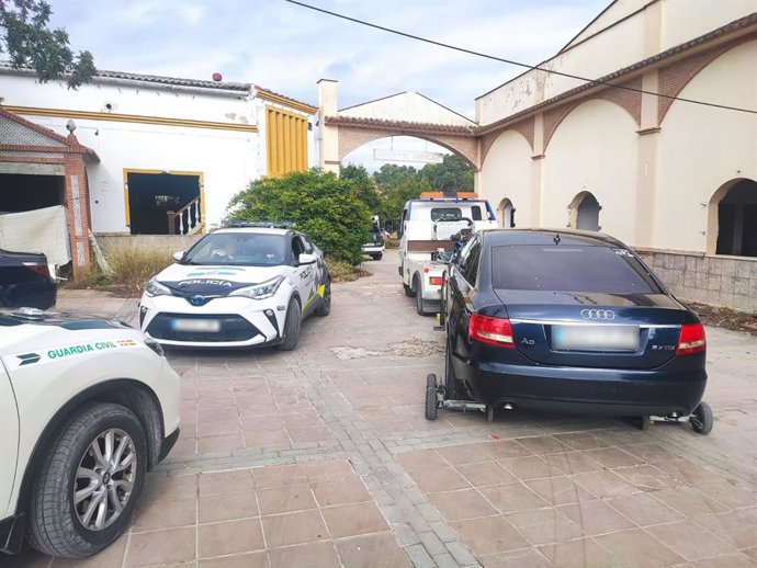 Intervención de tres coches en Puente Genil dentro de la prevención ante el robo de aceitunas por la Policía Local y la Guardia Civil.