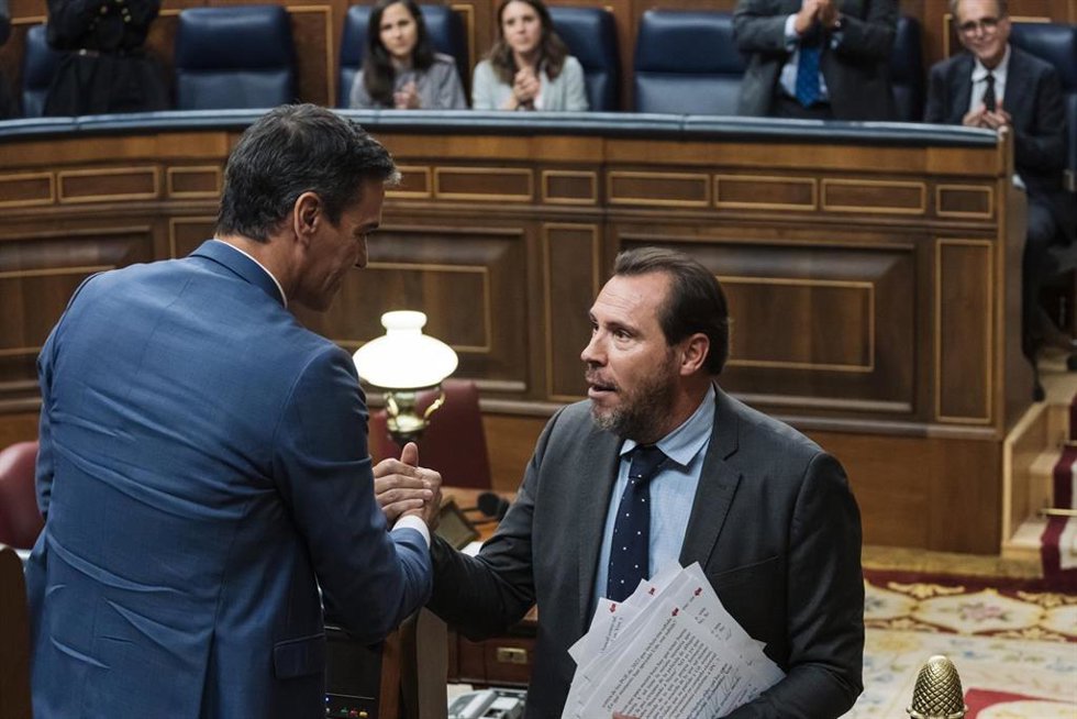 El diputado electo y secretario general del PSOE de Valladolid, Óscar Puente (d), y el presidente del Gobierno en funciones, Pedro Sánchez (i), durante la primera sesión del debate de investidura del líder del PP