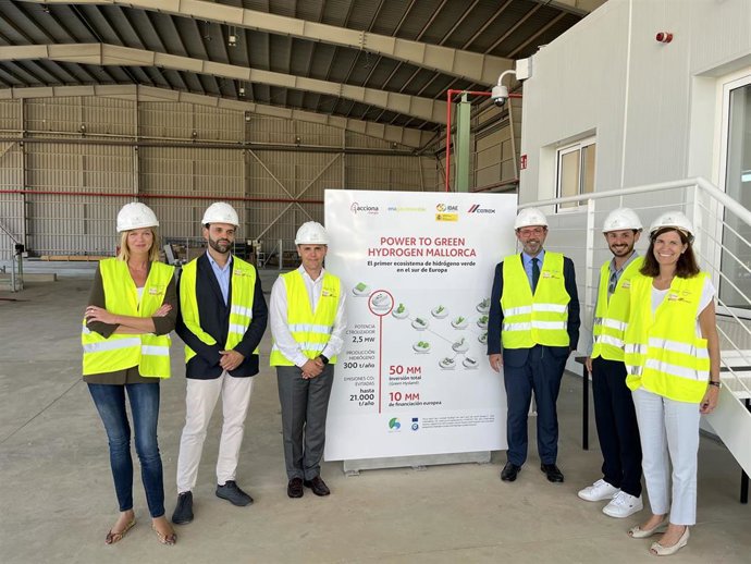 El conseller de Empresa, Empleo y Energía, Alejandro Sáenz de San Pedro, visita la planta de hidrógeno verde de Lloseta