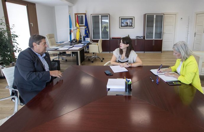 La conselleira de Economía, Industria e Innovación, María Jesús Lorenzana,  se reúne con el rector de la UDC, Julio Abalde