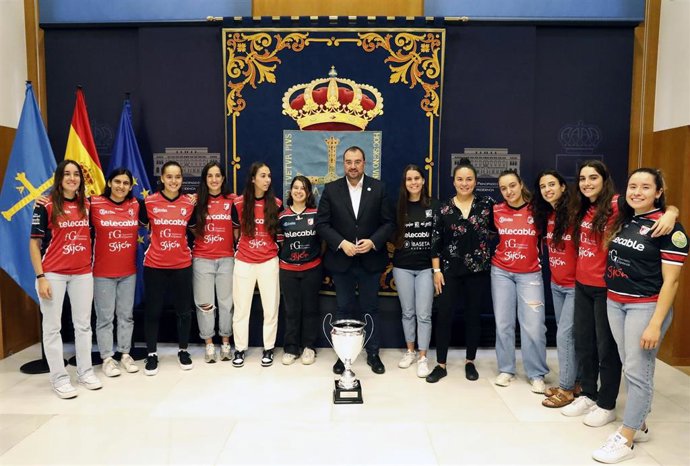 El presidente del Principado de Asturias, Adrián Barbón, ha recibido hoy al equipo Telecable Hockey Club Femenino, ganador de la Supercopa de España.