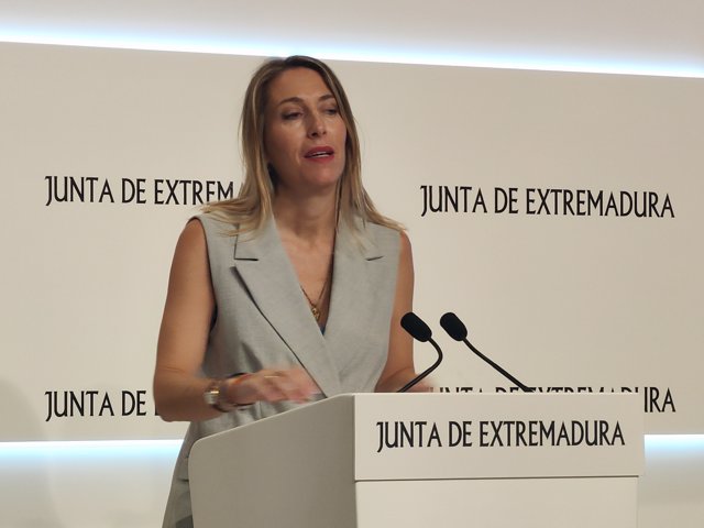 La presidenta de la Junta de Extremadura, María Guardiola, en la sala de prensa.