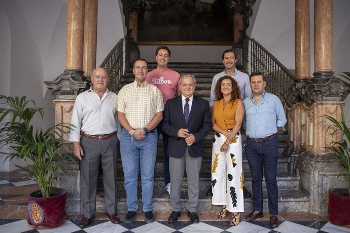 Fuentes (centro), con representantes de la agrupación 'Bicigrinos', en el Palacio de la Merced.