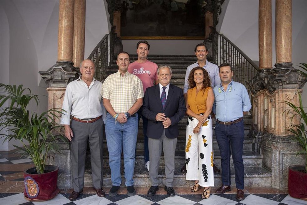 Fuentes (centro), con representantes de la agrupación 'Bicigrinos', en el Palacio de la Merced.
