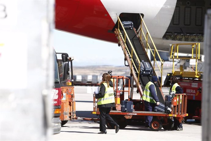 Archivo - Aeropuerto de Barajas, Iberia, carga de avión, aviones, personal, trabajadores de handling, carga de maletas