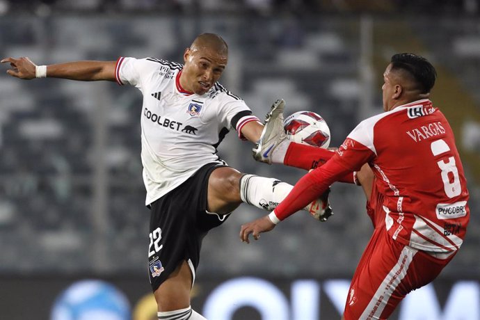 Futbol, Colo Colo vs Deportes Copiapo Fecha 16, campeonato Nacional 2023. El jugador de Colo Colo Leandro Benegas juega el balon durante el partido de primera division contra Deportes Copiapo disputado en el estadio  Monumental en Santiago,