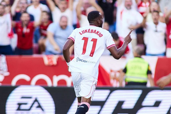 Dodi Lukébakio celebra el 2-0 en el Sevilla-Almería de LaLiga EA Sports 23-24