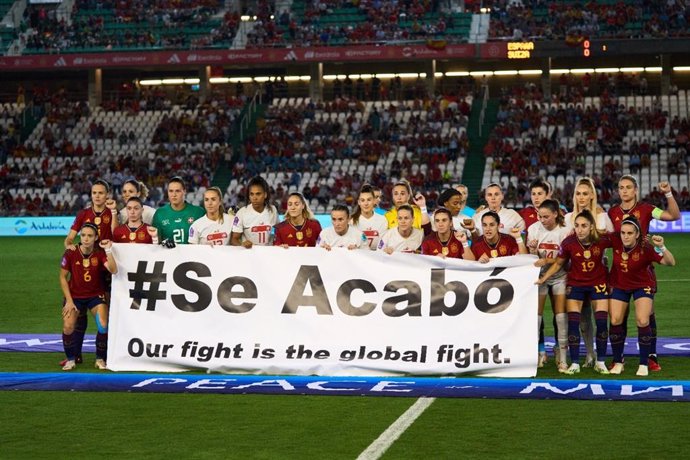 Las selecciones de España y Suiza posan juntas con el lema #SeAcabo